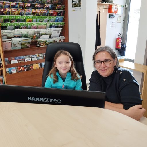 Unsere Anja scannte und stempelte Bücher wie ein Weltmeister! 