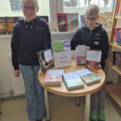 Unsere zwei Kinderbibliothekare mit ihrem selbst gestalteten Büchertisch!