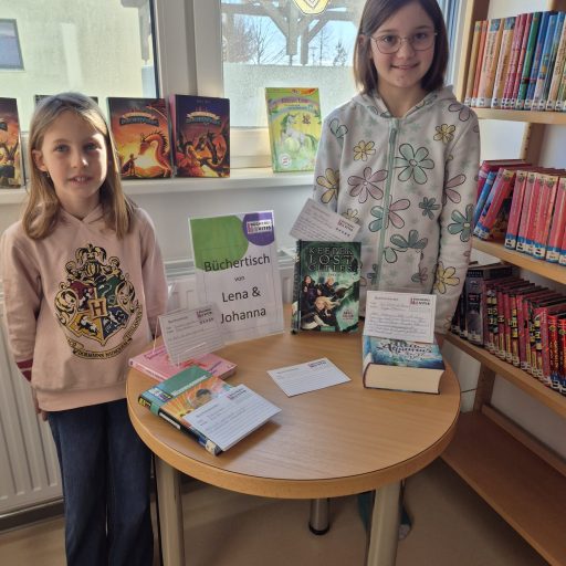 Die beiden mit ihrem eigenen Büchertisch! 