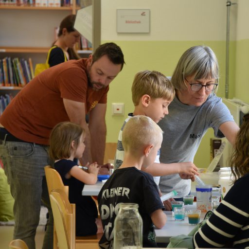 Unsere Forscher fleissig beim Ausprobieren der Experimente