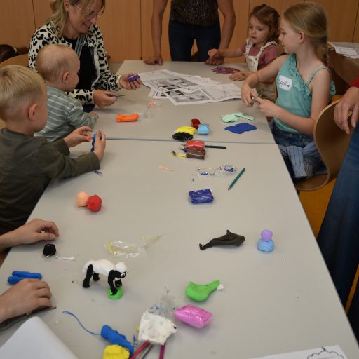 Figuren formen aus Knetmasse  beim Comic-Workshop