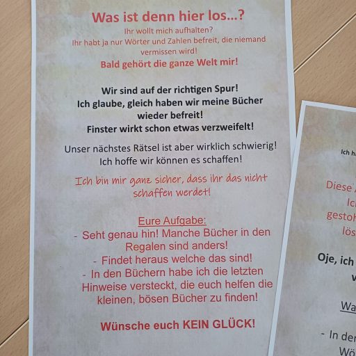 Durch das Spiel leiteten uns Hinweise vom kleinen bösen Buch und seinem Widersacher Finster