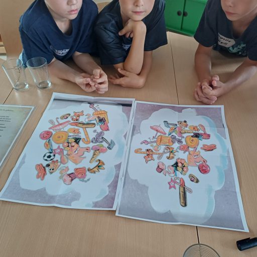 Die Kinder mussten Rätsel lösen um die gestohlenen kleinen bösen Bücher wieder zu finden! 