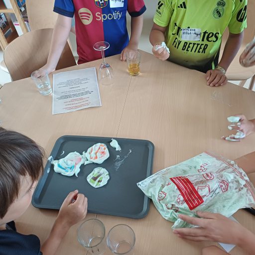 Bei unserer ekligsten Aufgabe mussten die Kinder Buchstaben aus grünem Glitzerschleim fischen! 