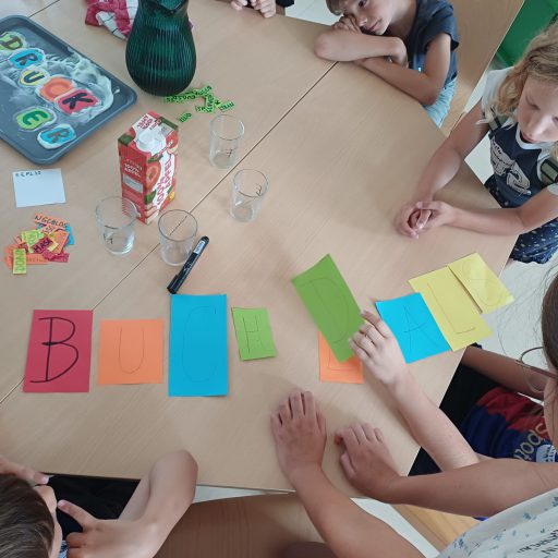 Die Kids beim Herausfinden des nächsten Hinweiswortes! 