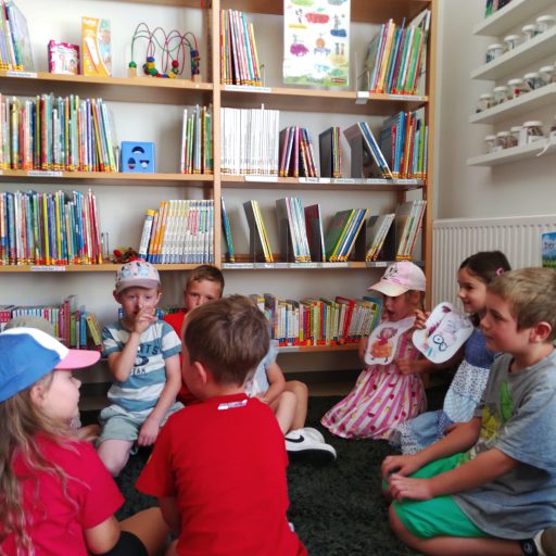 Eingetroffen am wunderbaren Waschplatz beim WASbär spielten die Kinder Stille Post! 