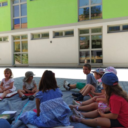 Zusammentreffen im Schulhof zum Ferienspiel
