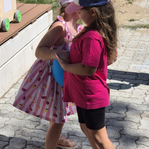 Die Kinder mussten mit einem Luftballon tanzen, ohne ihn fallen zu lassen! 